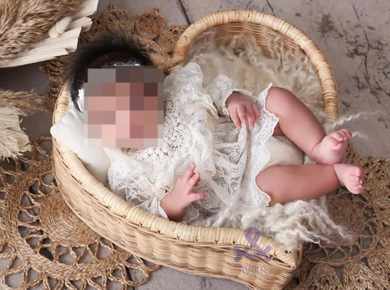 Cane Heart-Shaped Posing Basket: Newborn & Sitter Baby Photography Prop